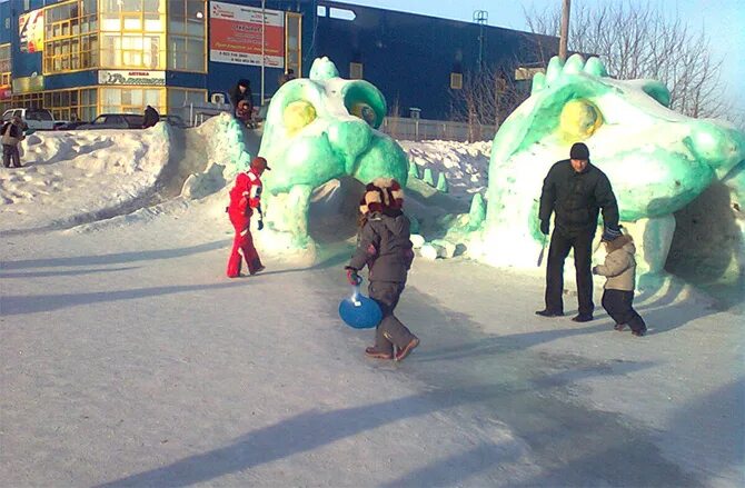 Ледяной городок бульвар строителей кемерово. Снежный городок кемерово. Городской парк анжеро-судженск. Зимние горки кемерово. Большая ледяная горка.