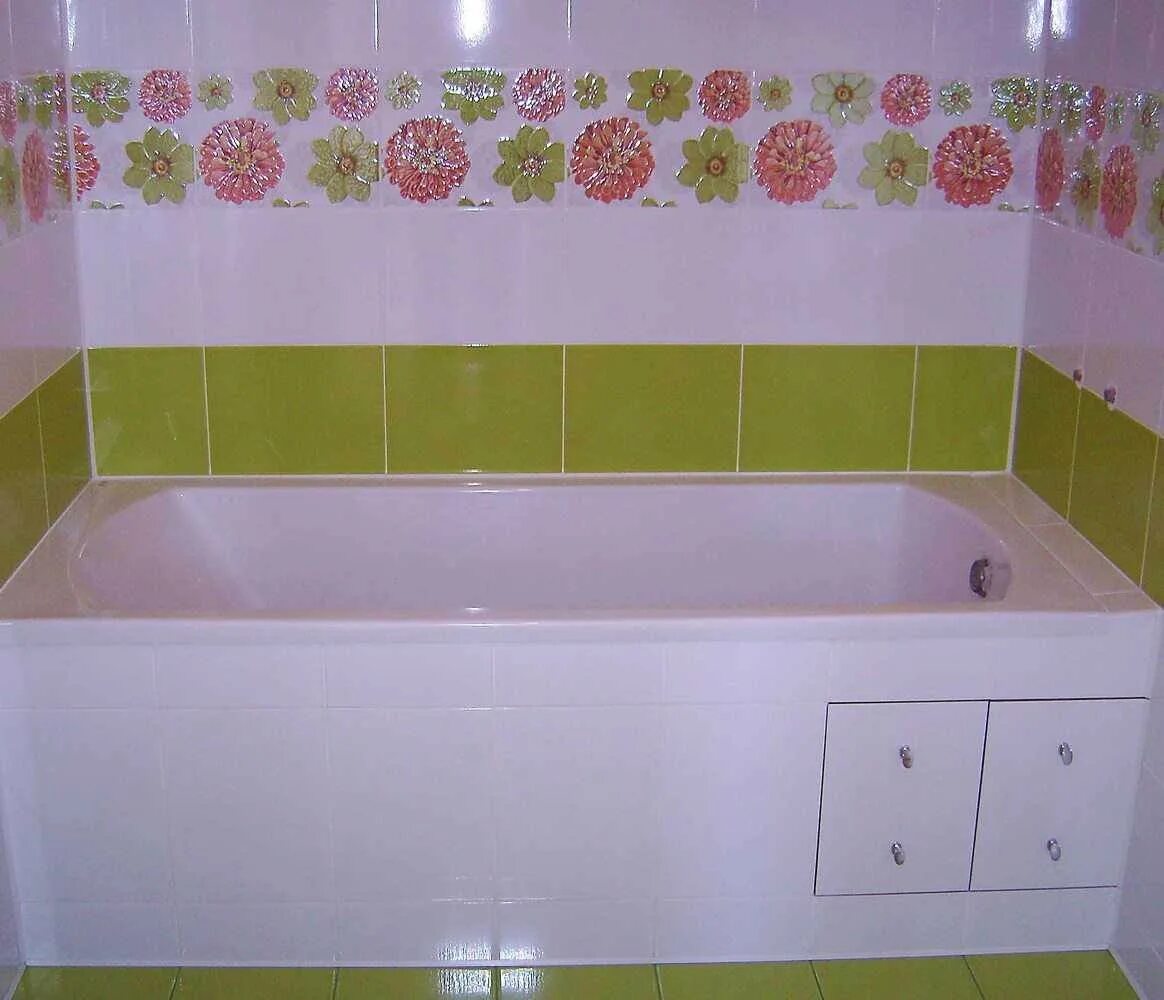 Ванна облицованная плиткой. Обкоадка ванну алиткоц. Как сделать ванну кафельной плиткой. Плитка для ванной в хрущевке. Желто синяя ванная комната.