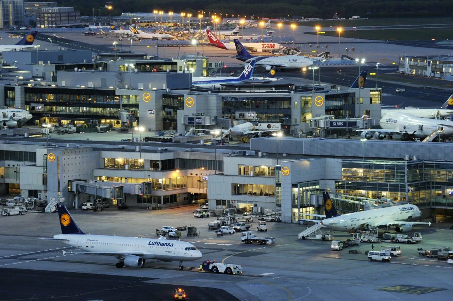 Международный аэропорт мюнхена. Аэропорт фульсбюттель. Der flughafen. Немецкий аэропорт. Аэропорт мюнхена.