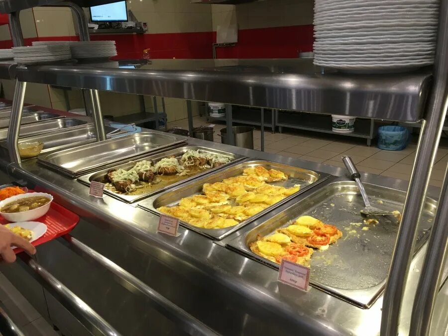 Продавец аксессуаров для телефонов. Спортмастер сити плаза адлер. Адлер работа от работодателя. Работа напрямую от работодателя. Набережная сочи в ноябре.