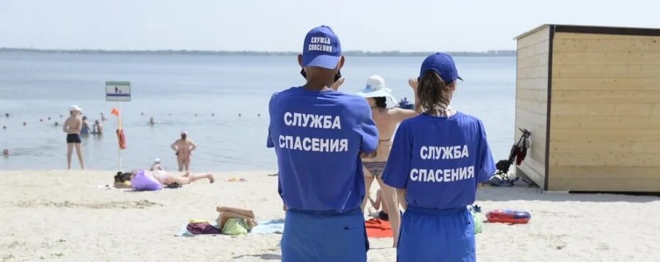 Матросов спас. Матрос спасатель на пляже. Матрос-спасатель обучение. Спасатели на пляже Челябинск. Форма матроса спасателя.