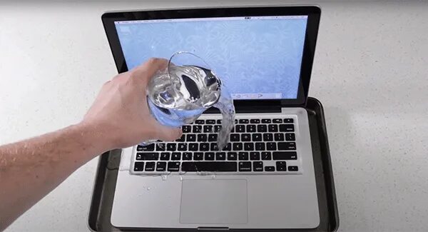 Попала вода в экран MACBOOK. Попала вода в экран ноутбука. На дисплей макбук попала вода. Попала вода на клавиа. На клавиатуру попала вода что делать