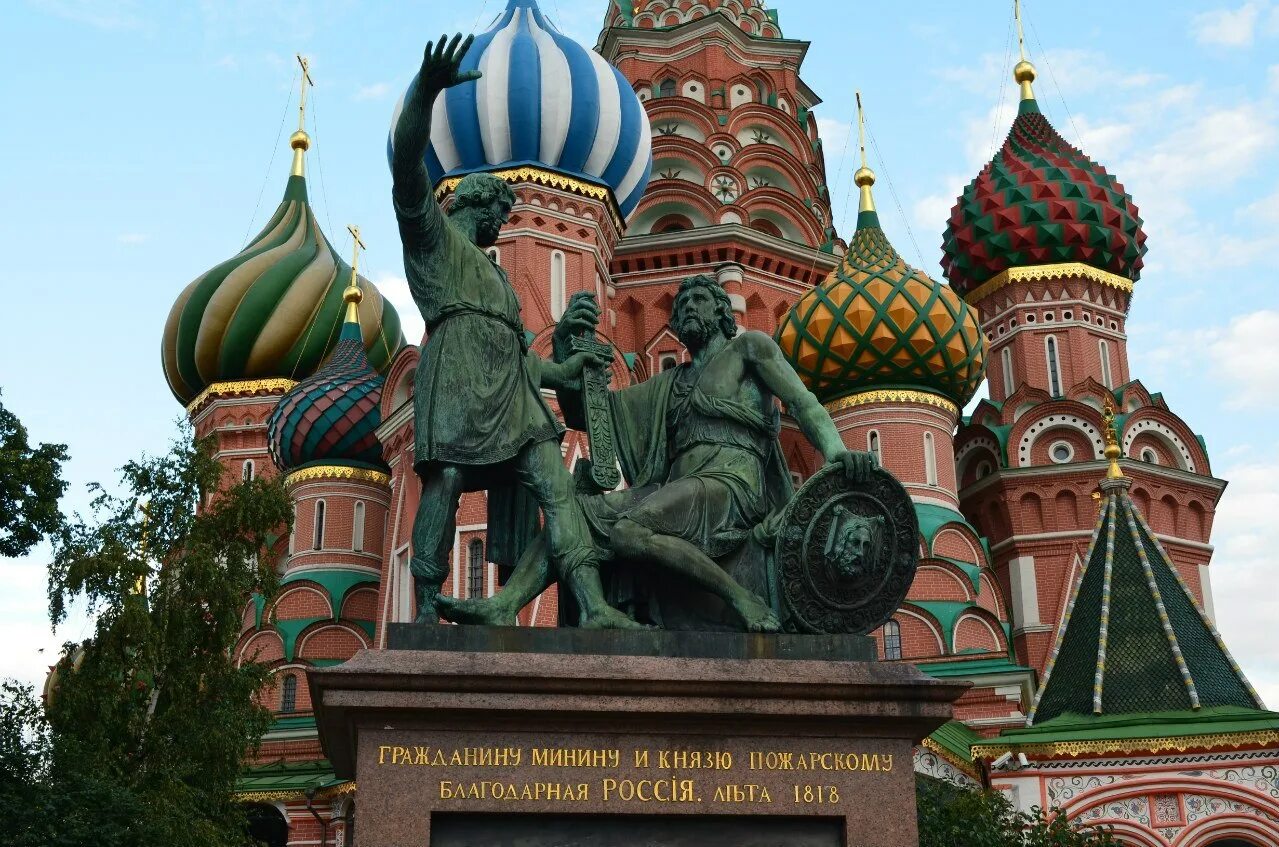 Памятник ломоносову мгу. Статуя перед храмом василия блаженного. Интересные места в москве. Памятник у храма василия блаженного. Памятник гоголю в москве на никитском бульваре.