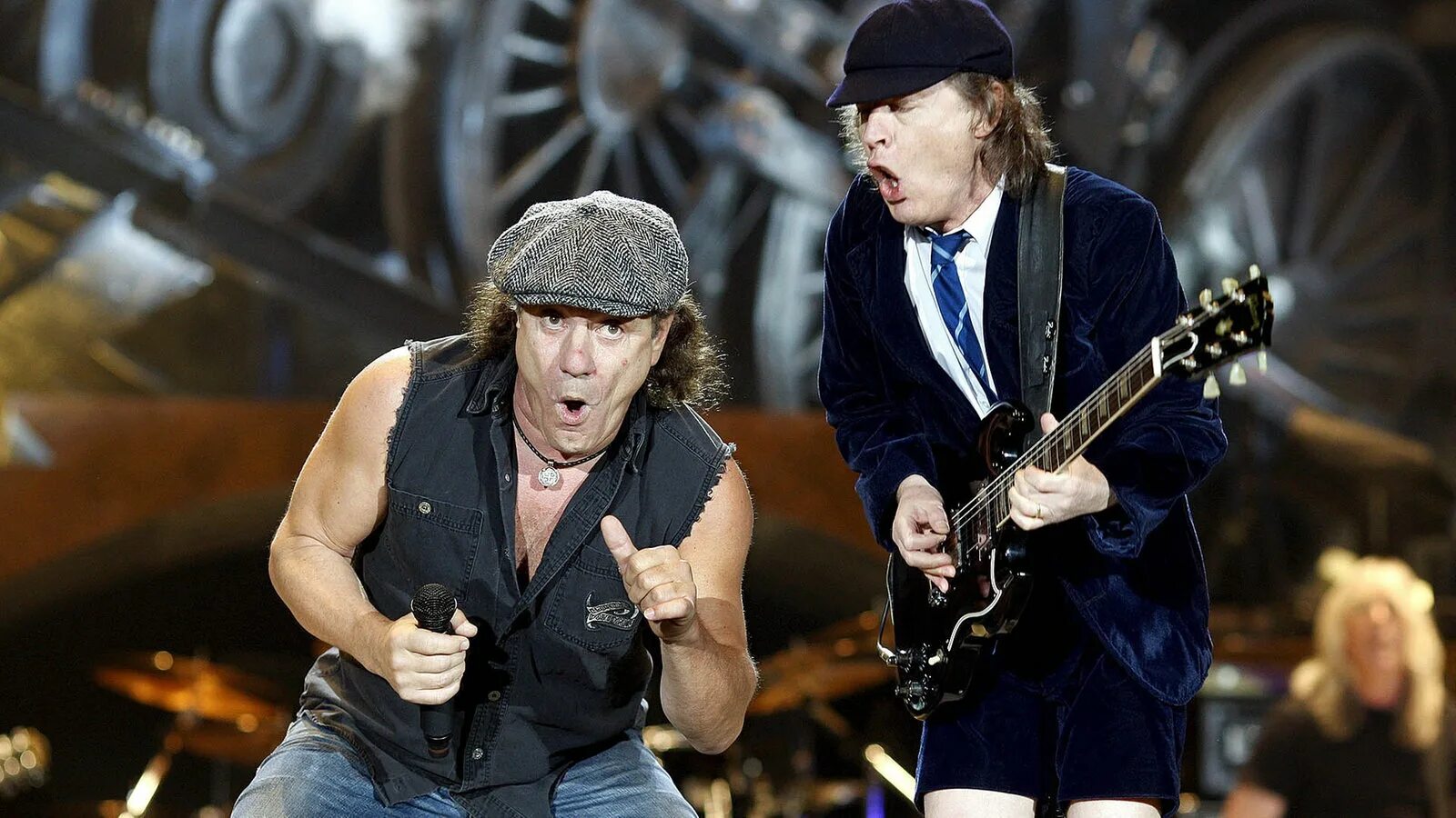 Что такое ac dc. Рок группа Эйси ДИСИ. Солист группы Эйси ДИСИ. Группа AC/DC 1980. AC DC Angus young 1990.