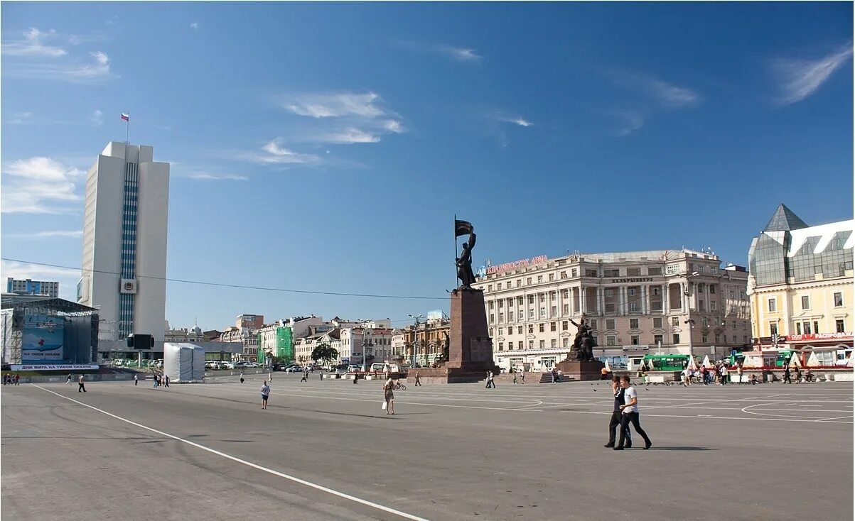 Владивосток полдень против. Центральная площадь г Владивостока. Владивосток площадь центр. Площадь борцов революции Владивосток. Владивосток центр города площадь.