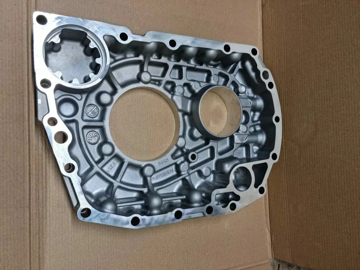 Кпп камаз 9s1310. Крышка КПП ZF 9s1310. Задняя крышка КПП ZF КАМАЗ. Крышка КПП ЗФ КАМАЗ. Задняя крышка КАМАЗ КПП zf9s1345.