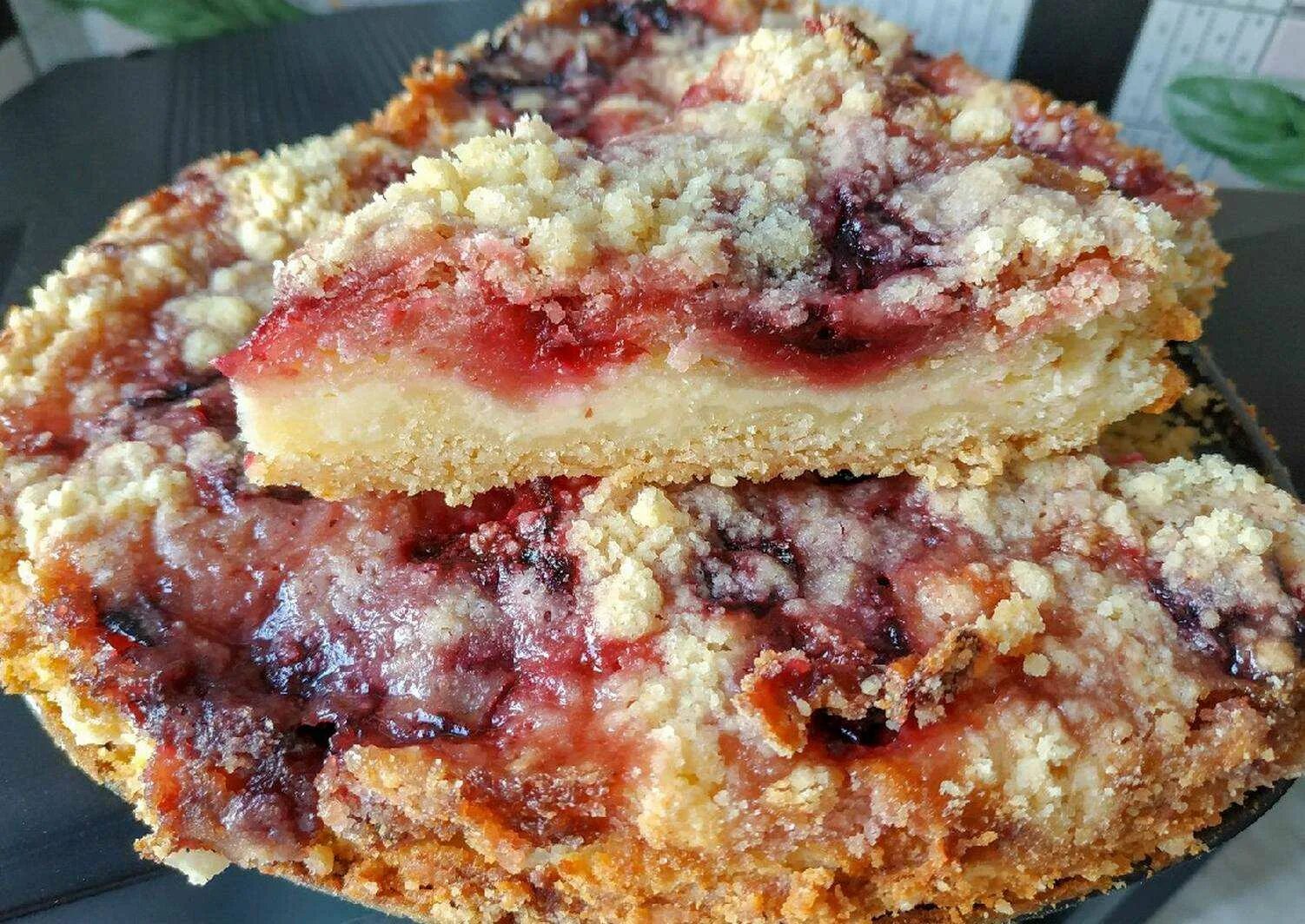 Вкусный песочный пирог. Вкусный песочный пирог. Песочный яблочный пирог. Открытый пирог с черной смородиной. Песочный торт с заварным кремом.