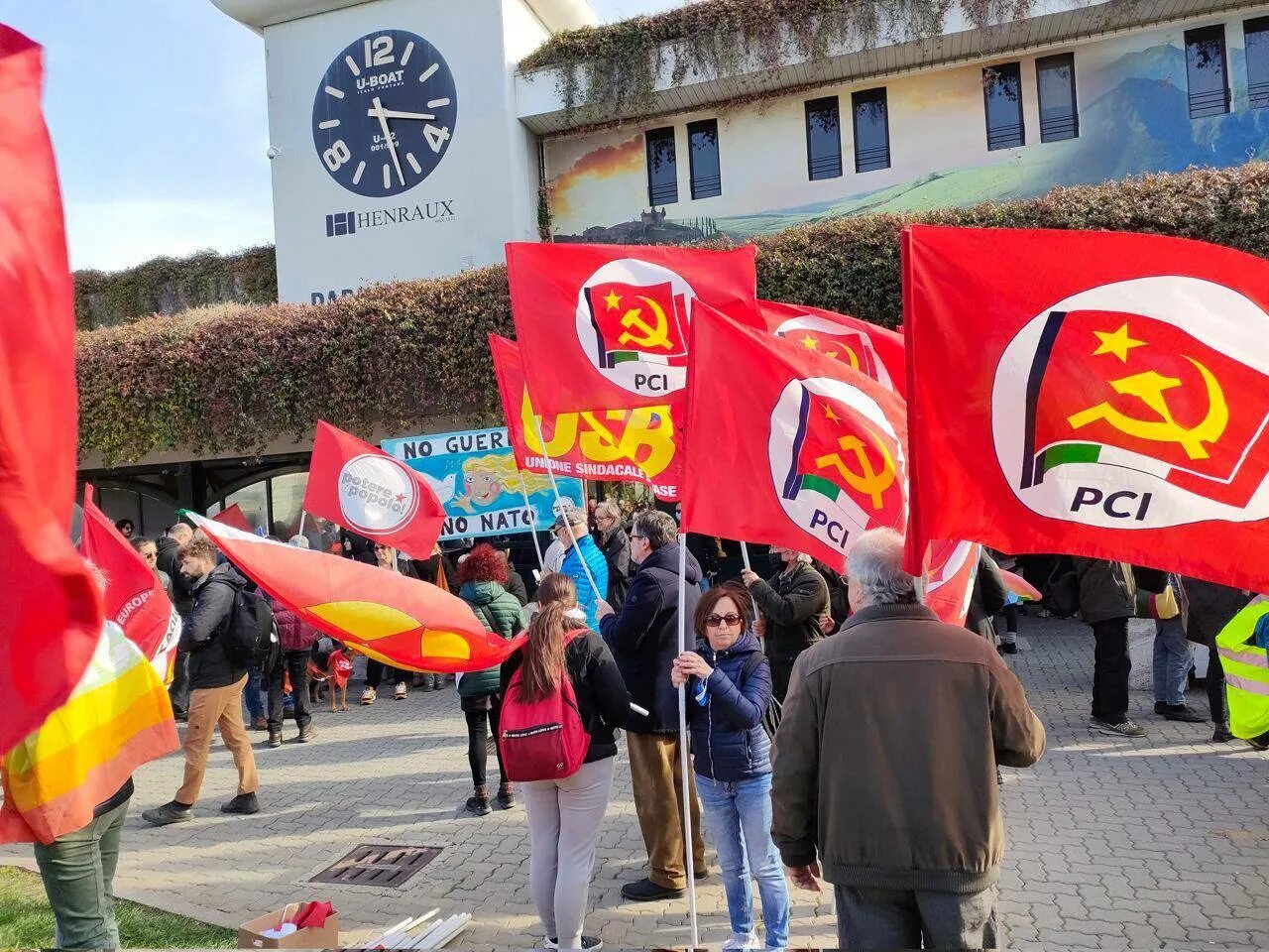 Италия против россии. Митинги в Италии Украина. Митинг в Италии в поддержку России. Протесты в Италии. Генуя митинг.