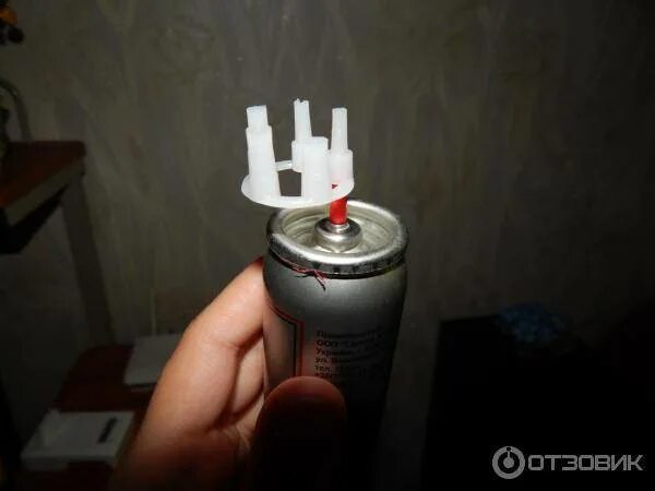 Как правильно зарядить зажигалку из баллончика. Газовый баллончик для зажигалки с переходниками. газ для заправки зажигалок. переходник для заправки зажигалки газом из баллончика. адаптер зарядки баллончика для зажигалок.