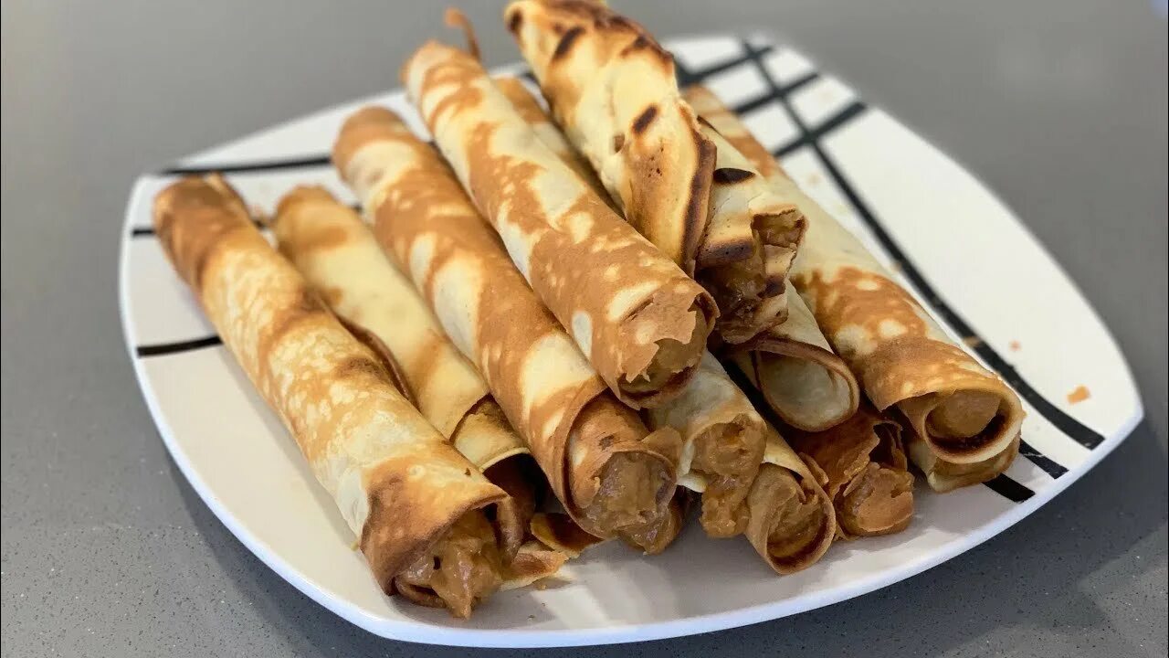 Вафельные трубочки в электровафельнице. Печенье rolls. Вафли скрученные. Печенье трубочки. Трубочки со сгущенкой.