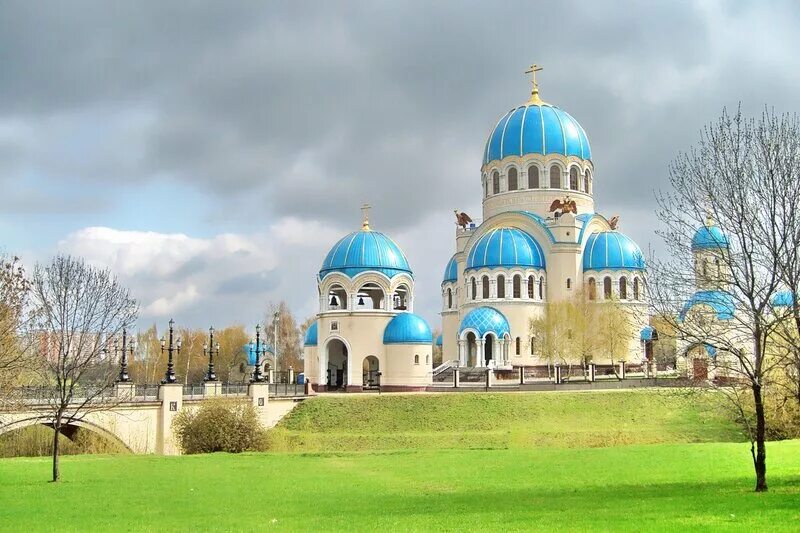 храм живоначальной троицы в орехово-борисово. троицкий храм на борисовских прудах. голубой храм на каширском шоссе. голубой храм на каширском шоссе. храм троицы в орехове-борисове.