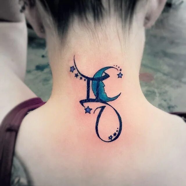 Тату на шее для девушек. Тату знак зодиака близнецы. Тату для знаков зодиака близнецы. Знаки зодиака тату для девушек. Тату для близнецов девушек.