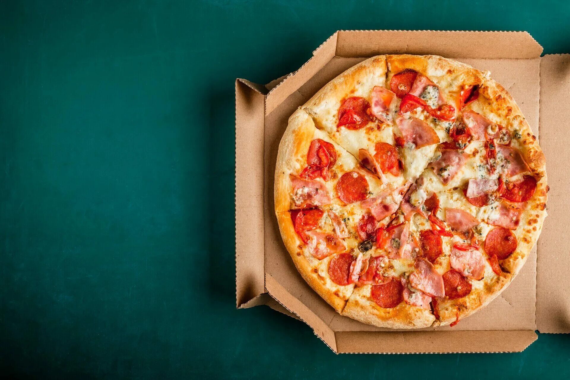 "Пицца". Пицца на черном фоне. Пицца фон. Вкусная пицца.