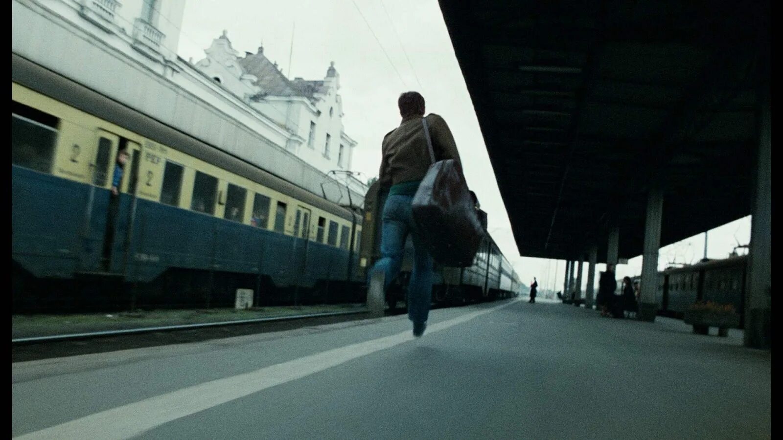 Опоздал на поезд. Человек бежит за поездом. Последний вагон. Человек опаздывает на поезд.