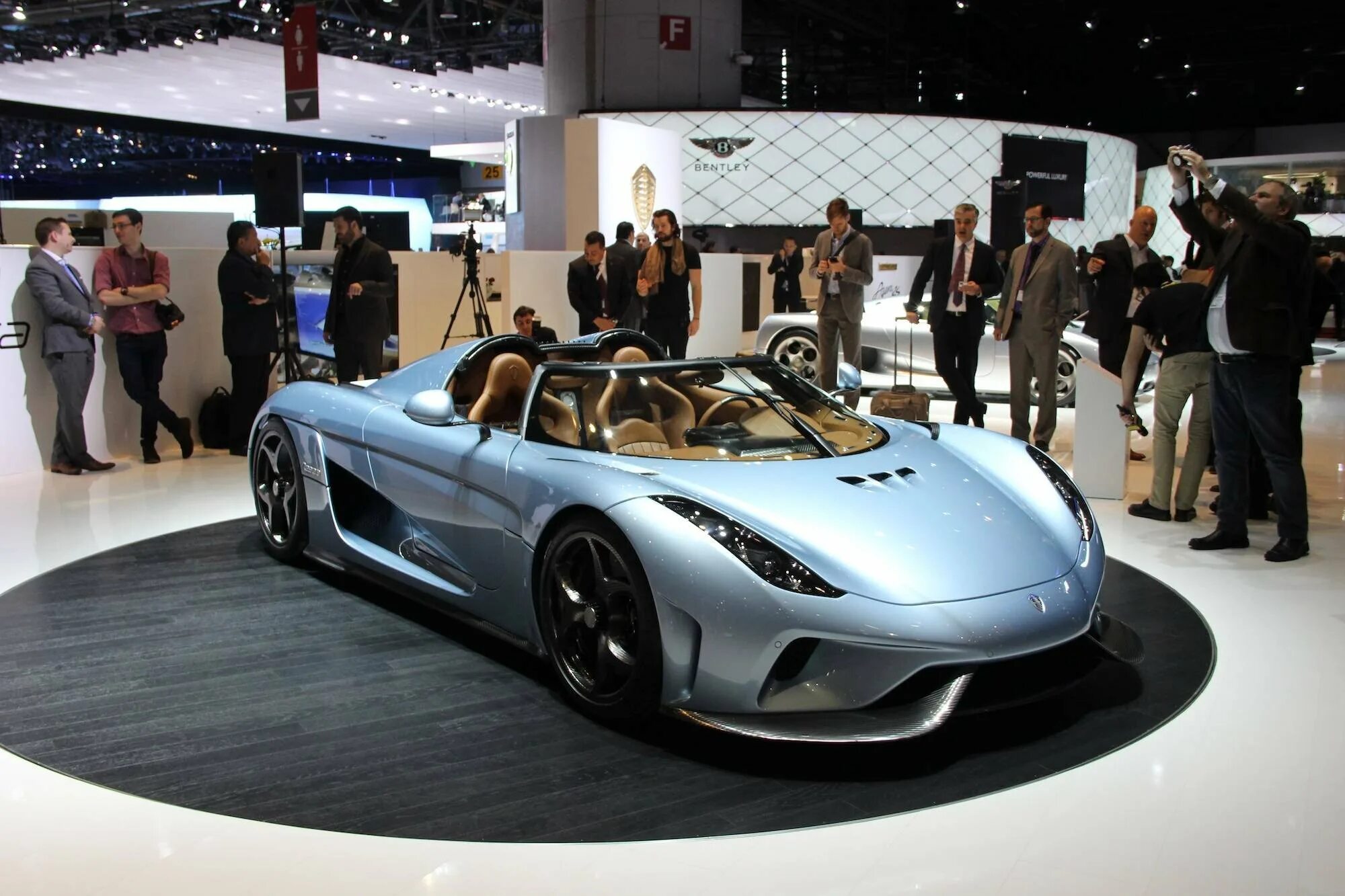 Самые дорогие машины в мире 2024 цены. Кёнигсегг Regera. 5. Koenigsegg Regera. Koenigsegg Agera автосалон. Koenigsegg 2015.