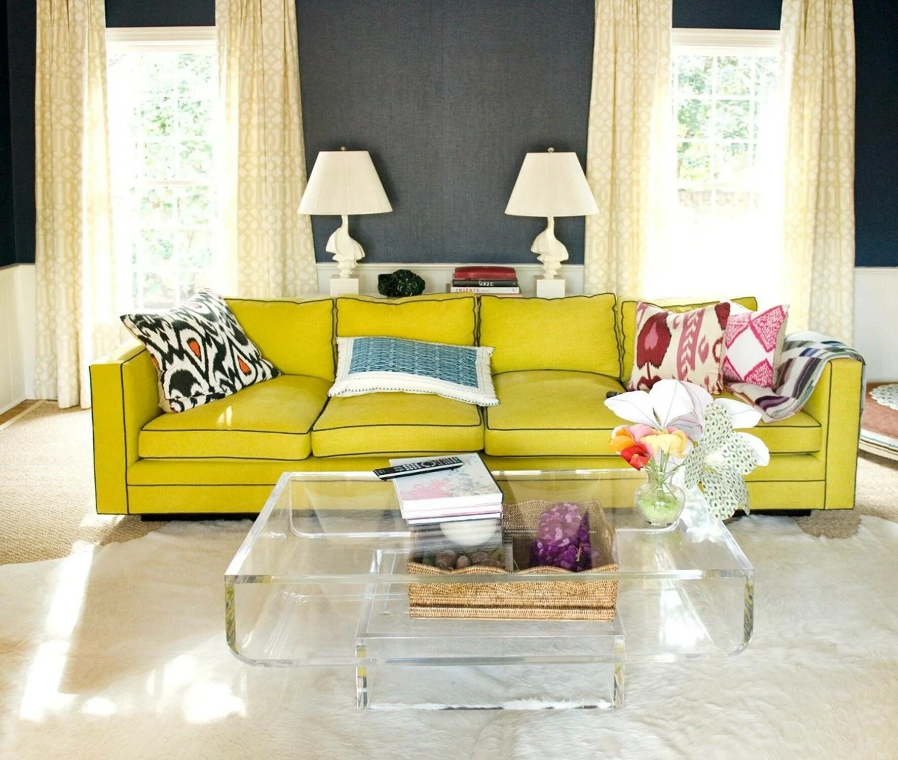 Подходит к интерьеру. Желтый диван в интерьере. Яркий диван в интерьере гостиной. Жёлтый диван в интерьете. Цветные диваны в интерьере гостиной.