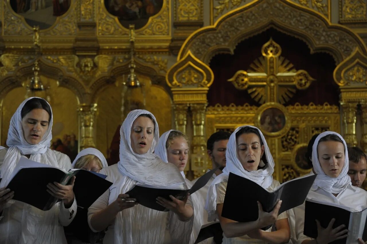 Церковный хор на клиросе. Регент клирос певчие. Хор на клиросе в храме. Регент церковного хора хора. Православные песнопения хор