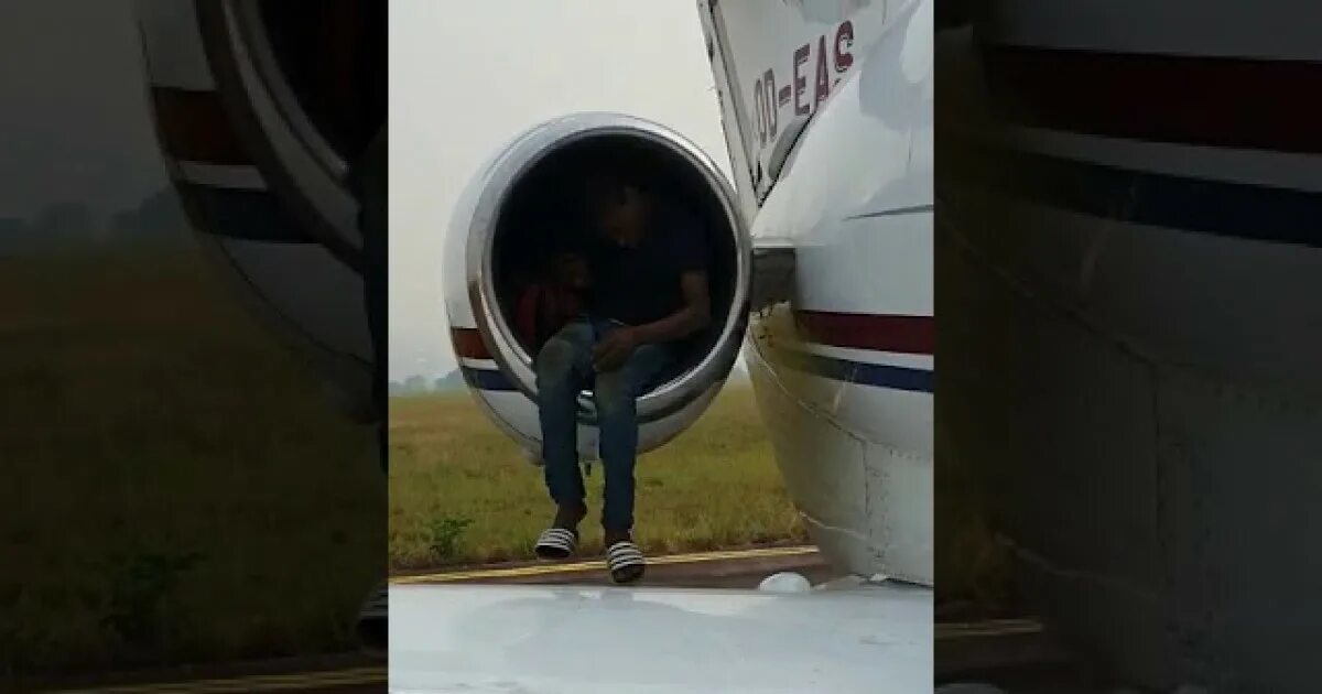 Человека засосало в самолет. Попадание человека в турбину самолета. Засосалов турбину самолёта.