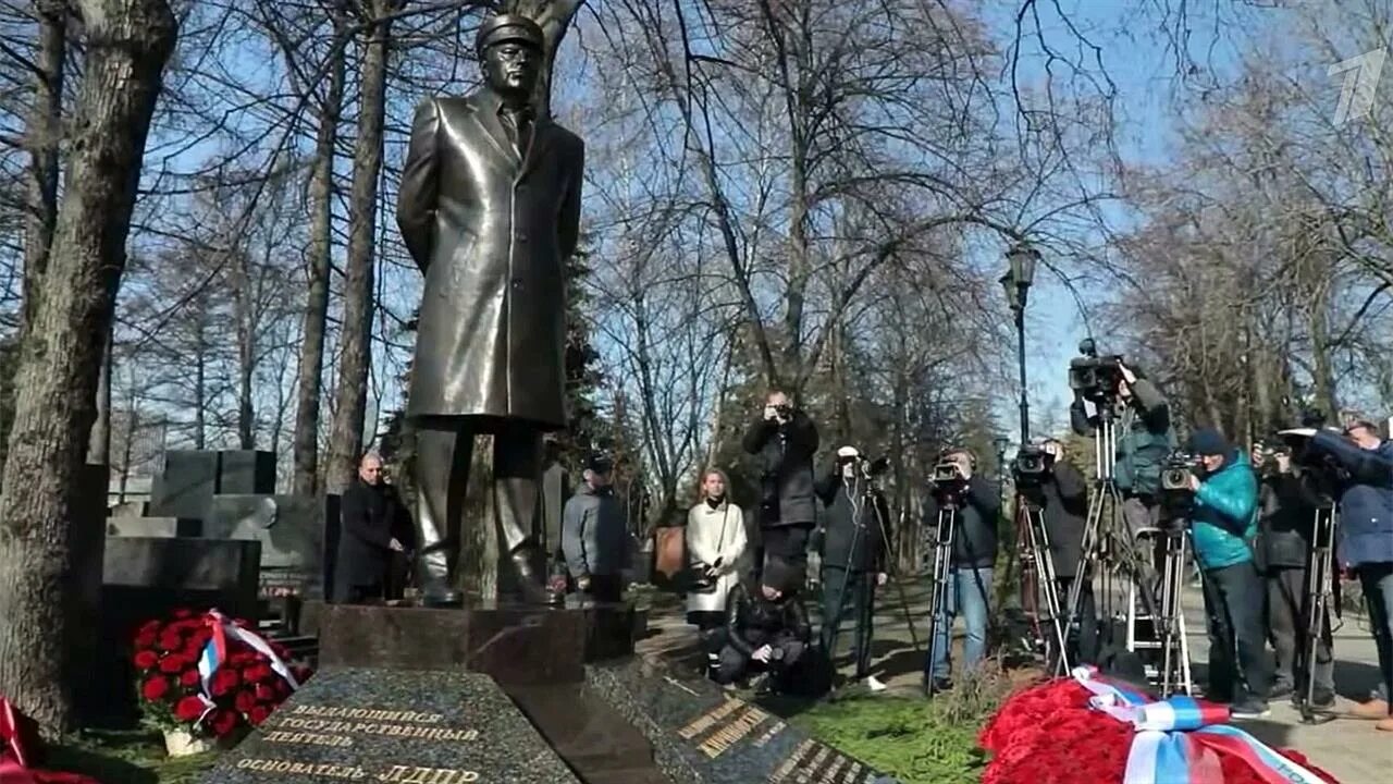 Памятник жириновскому на новодевичьем. Памятник Жириновскому на Новодевичьем кладбище. Памятник Никулину на Новодевичьем кладбище. Памятник Владимиру Жириновскому на Новодевичьем кладбище.