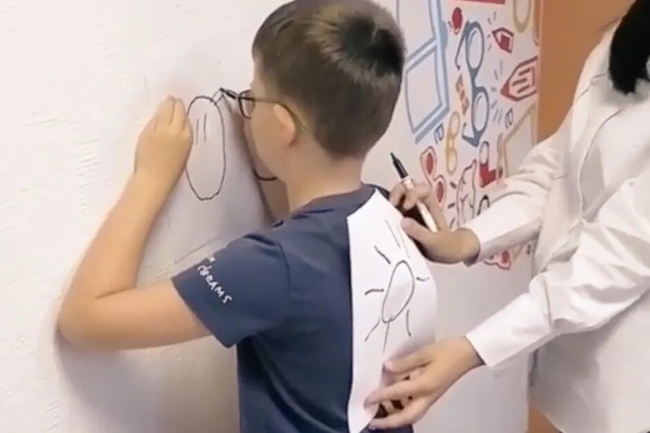 Конкурс рисование на спине. Ребенок рисует со спины. Рисование на спине пальцем. Игра рисование на спине для детей.