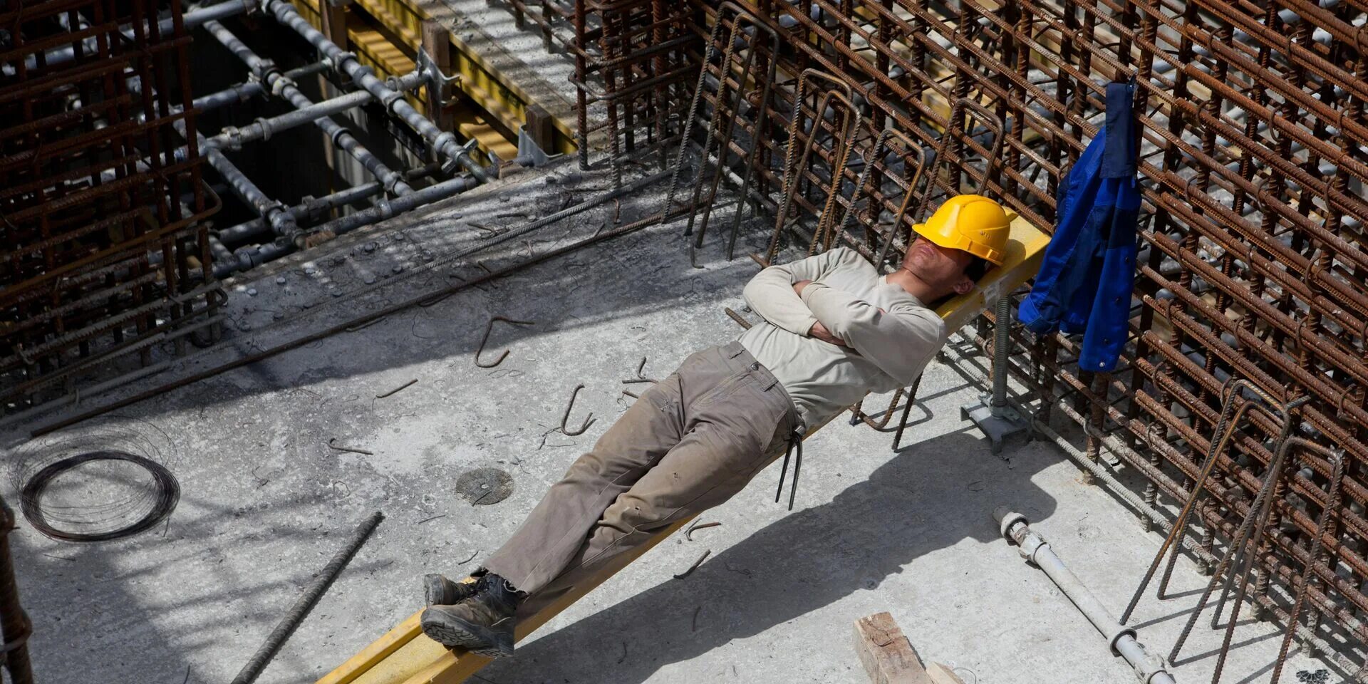 Рабочий засыпать