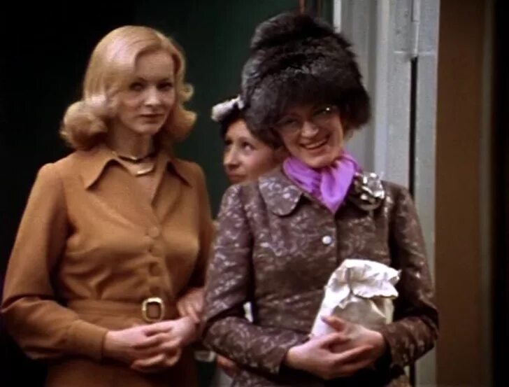 Талызина с ахеджаковой в иронии судьбы. Валентина талызина в фильме ирония судьбы. Ирония судьбы ахеджакова и талызина. Подруги из иронии судьбы. Лия ахеджакова с легким паром.