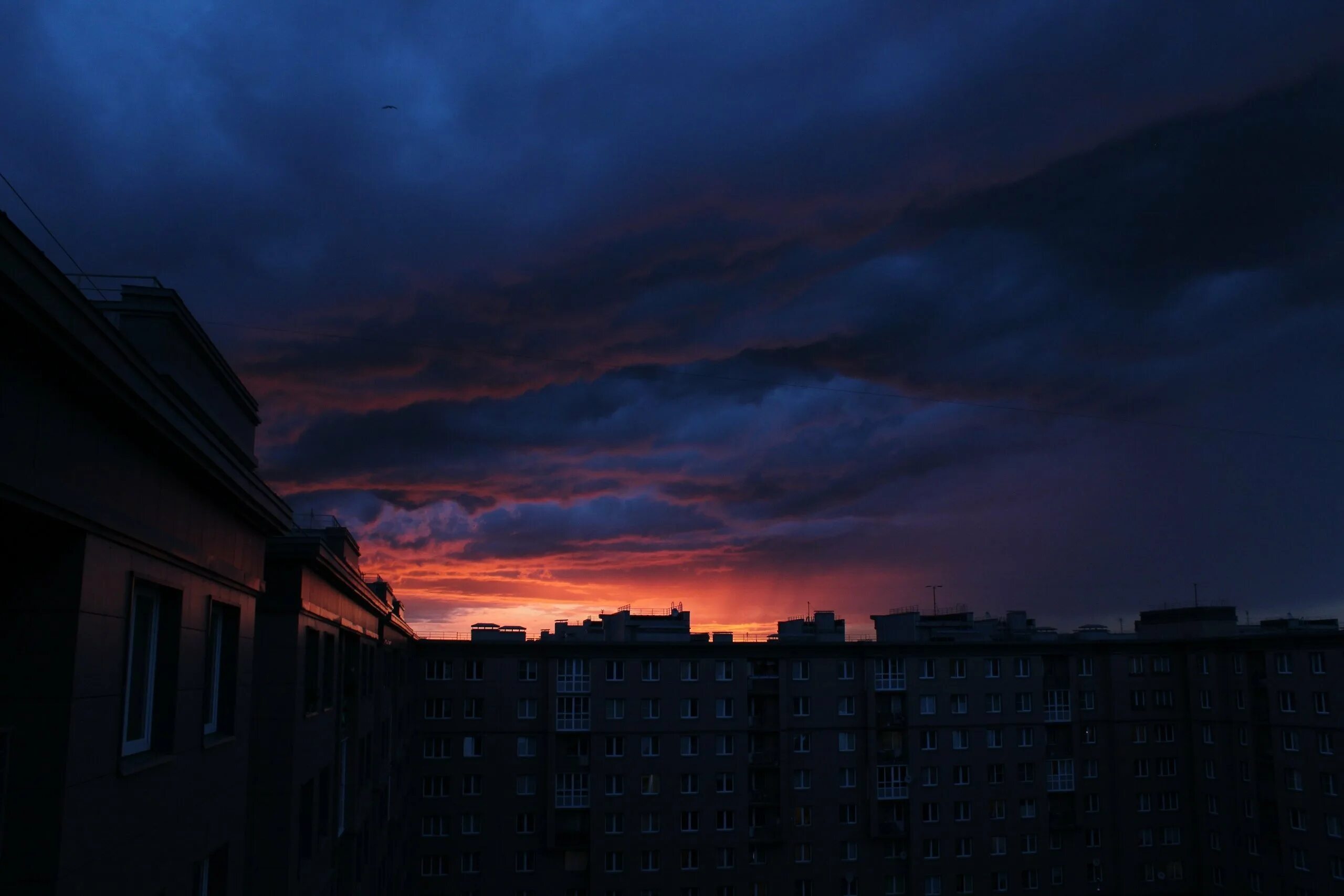 Перед вечером небо как то быстро. Ночное небо в городе. Хрущевки закат. Панельки ночью. Темное небо в городе.