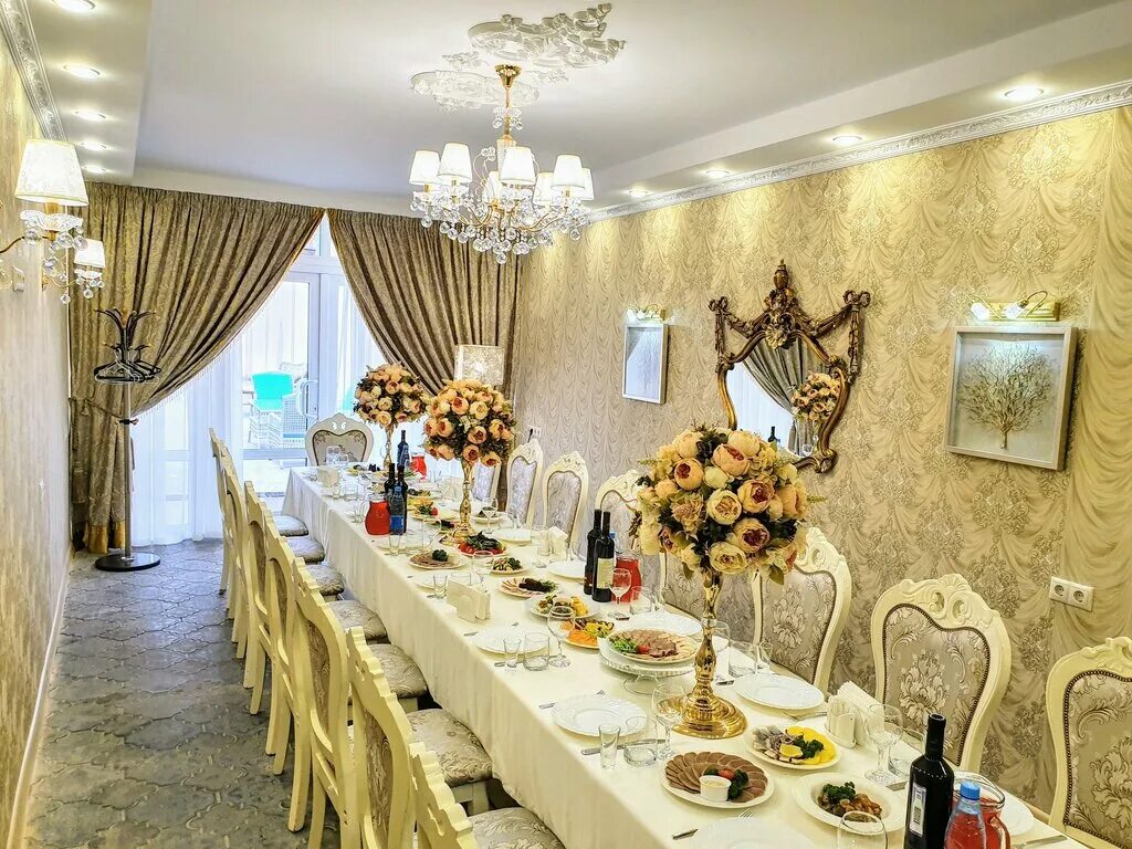 Ресторан центральный серпухов луначарского. Банкетный зал каир холл. Зал торжеств safisa. Салют центр ставрополь зал 7 кафе зал. Банкетный зал ника пятигорск.