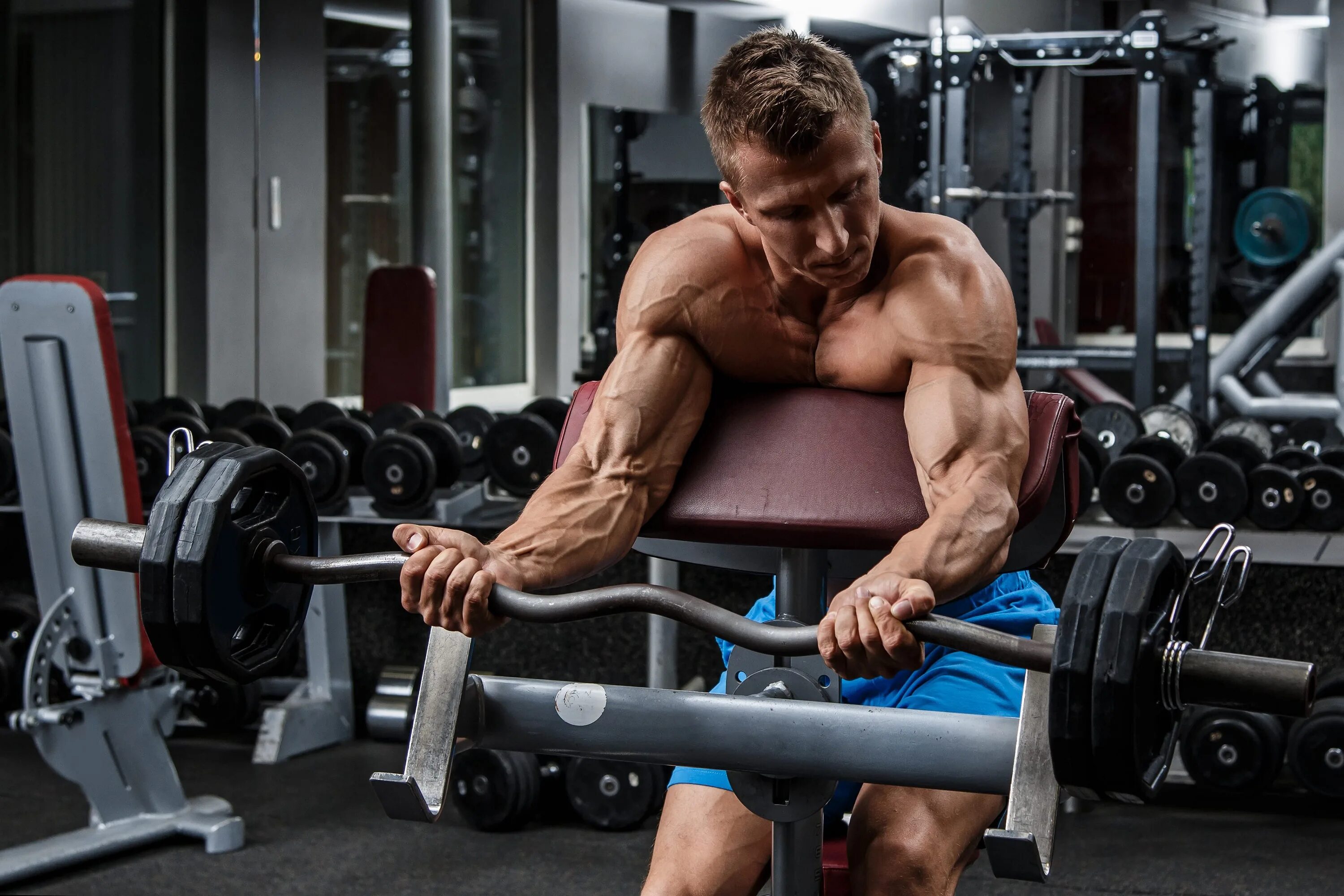 Бицепс. День ног тренировка. Присед мужчина. Barbell preacher curl. Включи человек прокачивает.