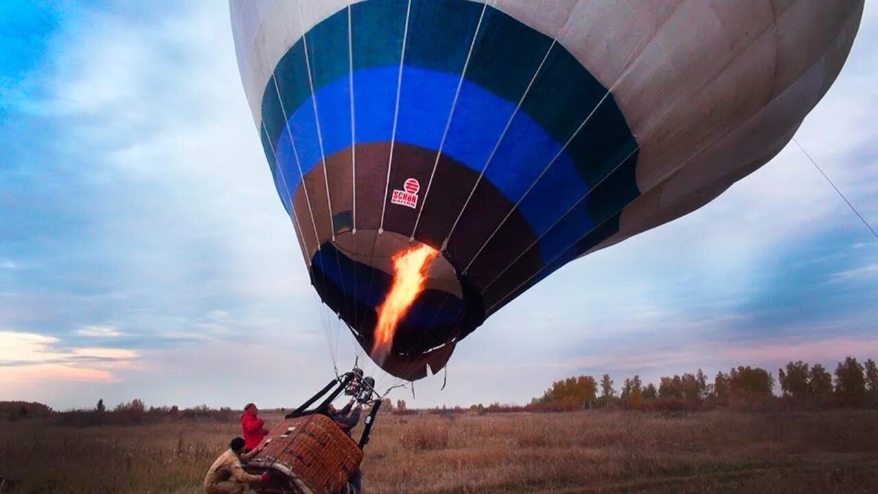 Воздушный шар на горячем воздухе. Воздушный шар Омск полет. Приземление воздушного шара. Воздушный шар аэростат. Полет на воздушном шаре Аэронавт.