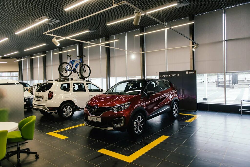рено логан в автосалоне. салон автомобиля рено. новый рено автосалон. автосалон рено. рено лант.