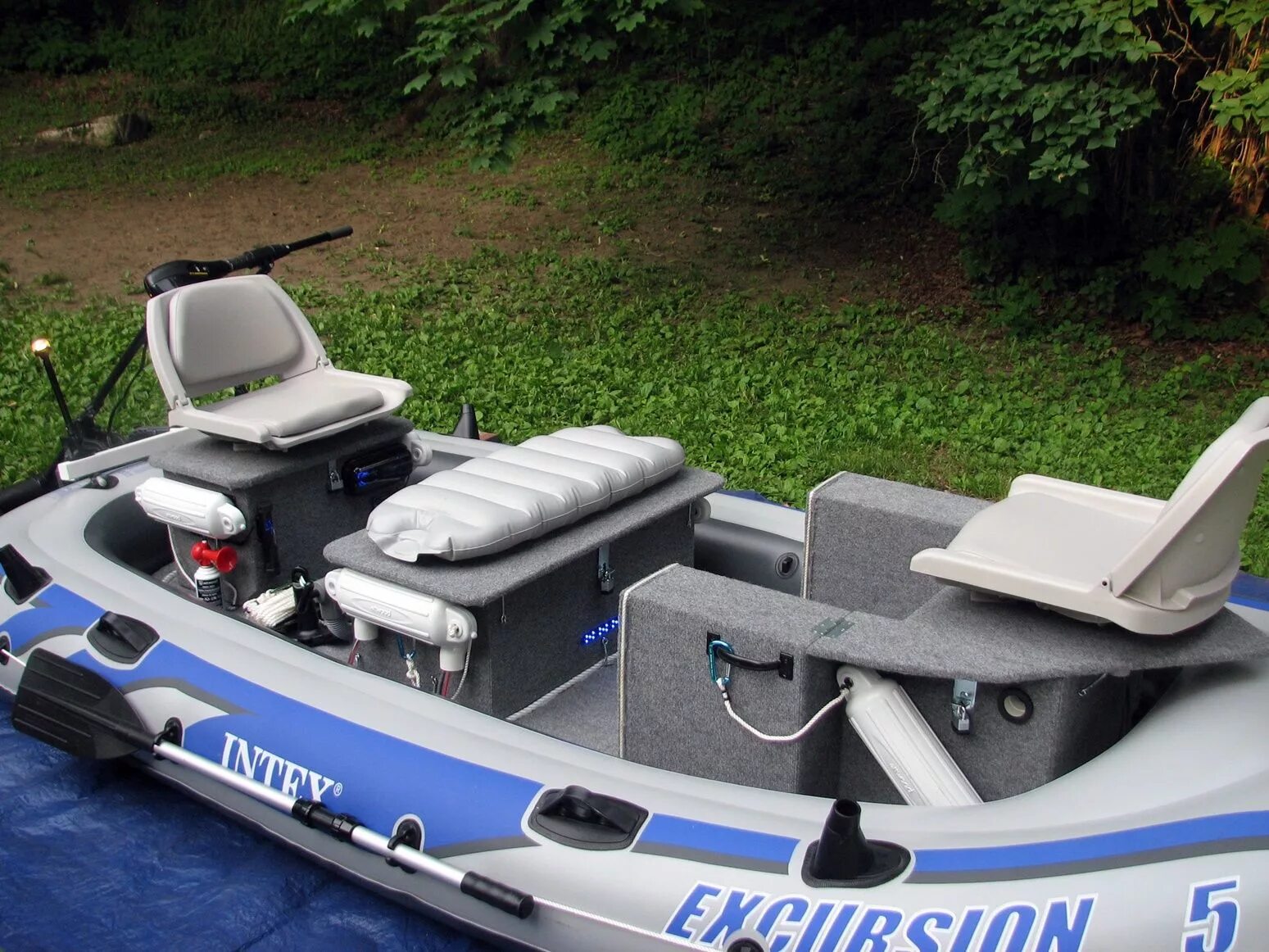 Intex Excursion 5. Intex Excursion 5 с мотором. Лодка ПВХ Excursion 5. Лодка ПВХ трехместная под мотор.