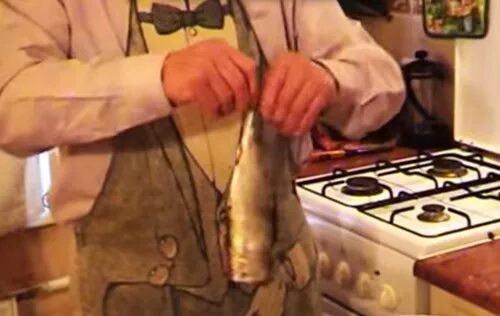 Почистить селедку одним движением. Лайфхак почистить селедку. Как быстро почистить селедку. Лайфхак как почистить селедку. Как едят селедку руками или приборами.