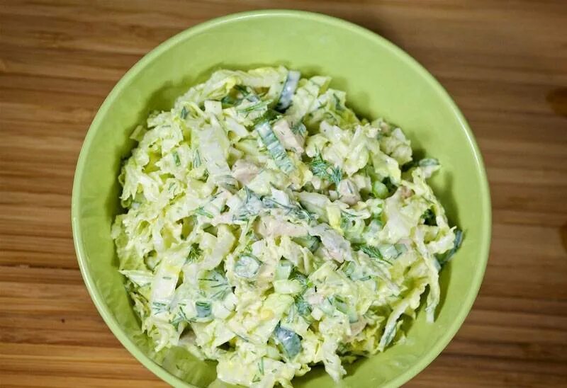 Салат из свежей капусты яиц и огурцов. Салат с пекинской капустой и курицей и огурцом. салат из пикинс пекинской капусты. салаты из пекинской капусты с огрурцоп и яйцо. салат с курицей и огурцами.