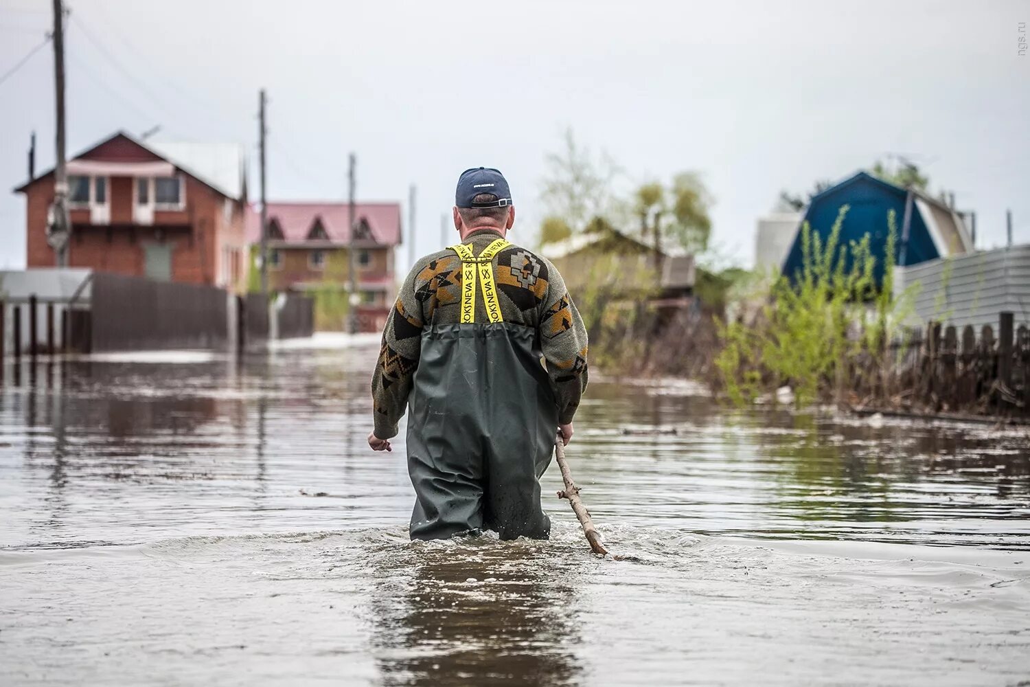 Женщины в болотниках в половодье. Потоп в Новосибирске. Паводок чрезвычайное. К чему снится наводнение.