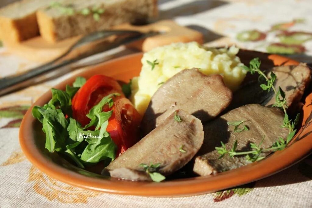 Рецепты отварной. Мясо отварное с гарниром. говядина отварная с гарниром. говяжий язык с овощами. язык отварной с гарниром.