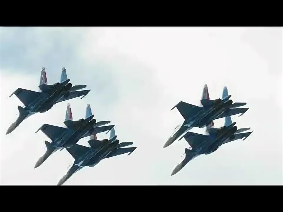 Парад победы самолеты. Воздушный парад. Миг 29 стрижи. Самолет над москвой. Шоу самолетов.