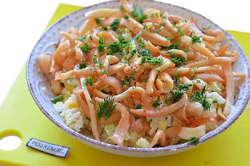Кальмары в пост рецепты. Салат с кальмарами. Салат из кальмаров вкусный. Салат с кальмарами и рисом. Салат с кальмарами картинки.