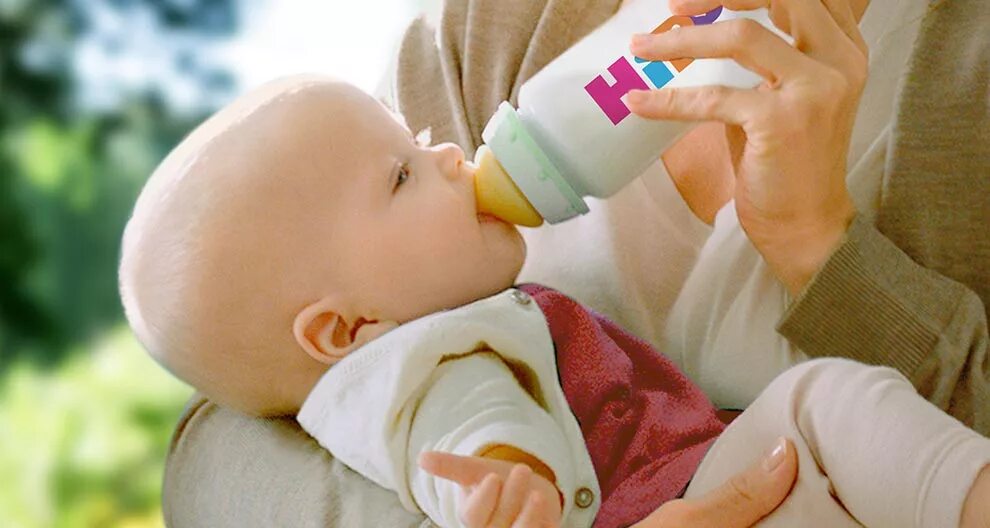 Не берет бутылочку что делать. Кормление из бутылочки. Бутылочка для кормления. Кормление из бутылочки новорожденного. Кормление ребенка из бутылки.
