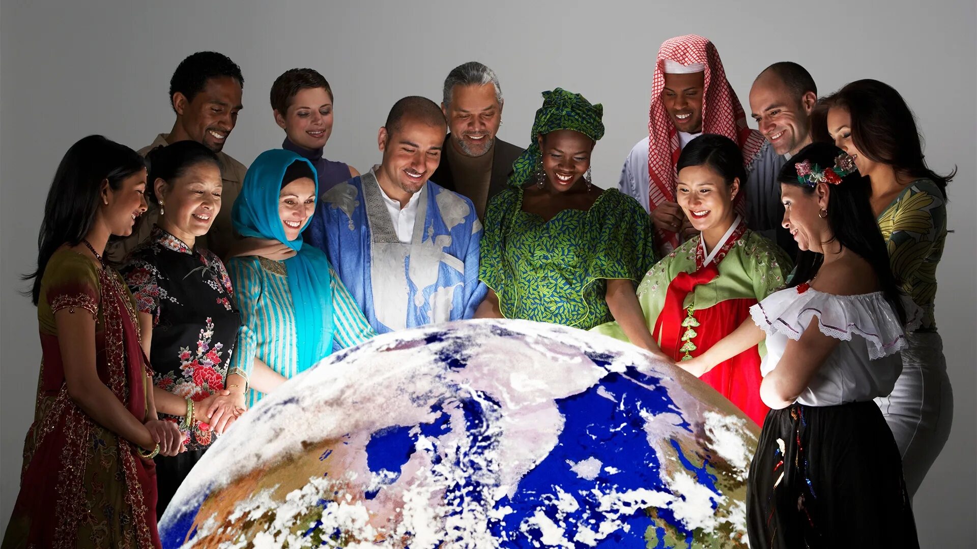 Почему на земле много разных живых организмов. Флаги мира. На земле много различных. Планета в руках. Почему на земле много женщин.