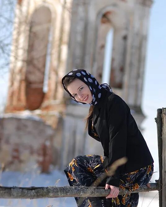 Девушка в храме. Православная женщина. Фотосессия возле храма. Красивая женщина в церкви.