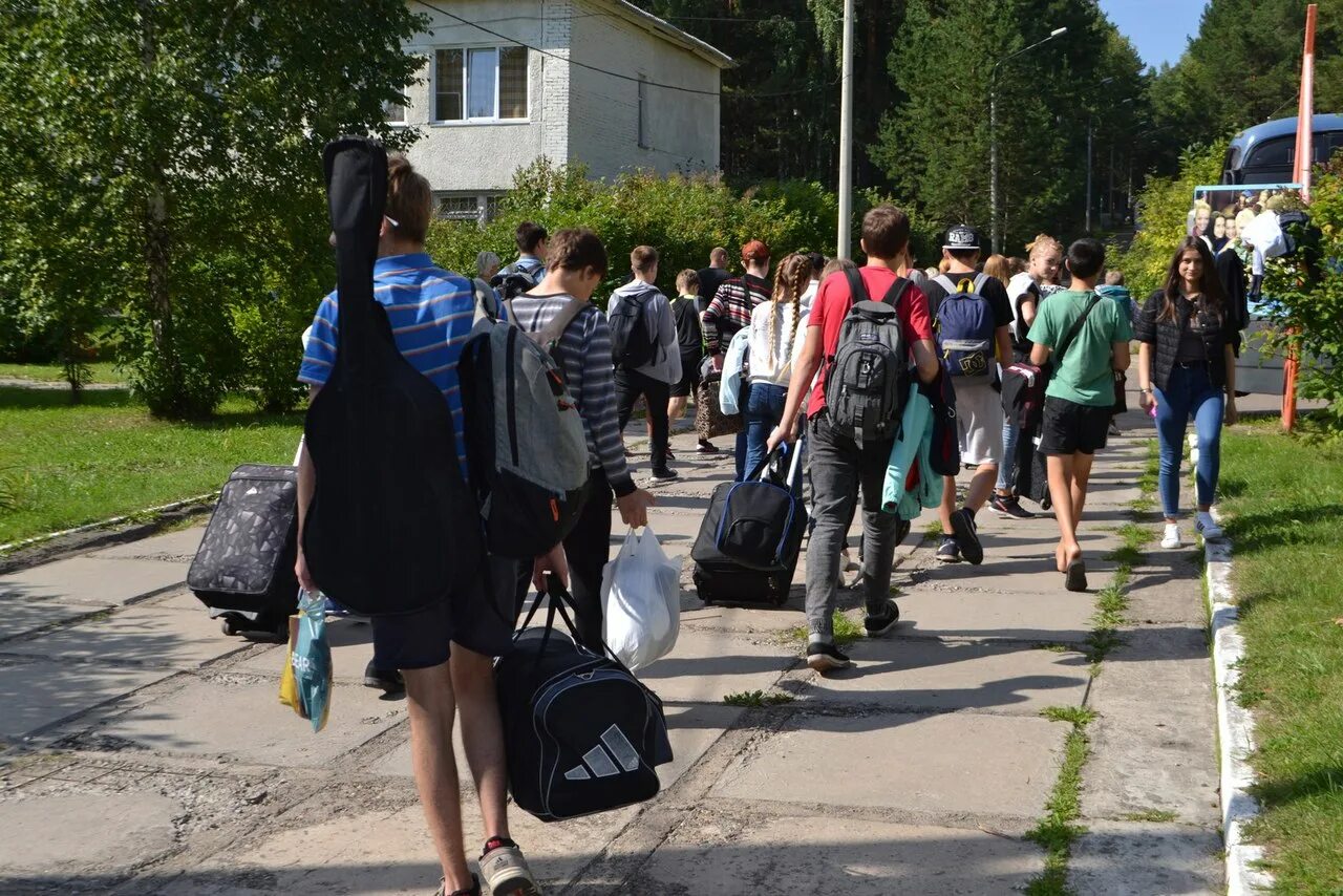 Приезд в лагерь. Лагерь Орбита Железногорск. Лагерь Орбита Красноярский край. Лагерь Орбита Железногорск Красноярский. Отъезд детей в лагерь.