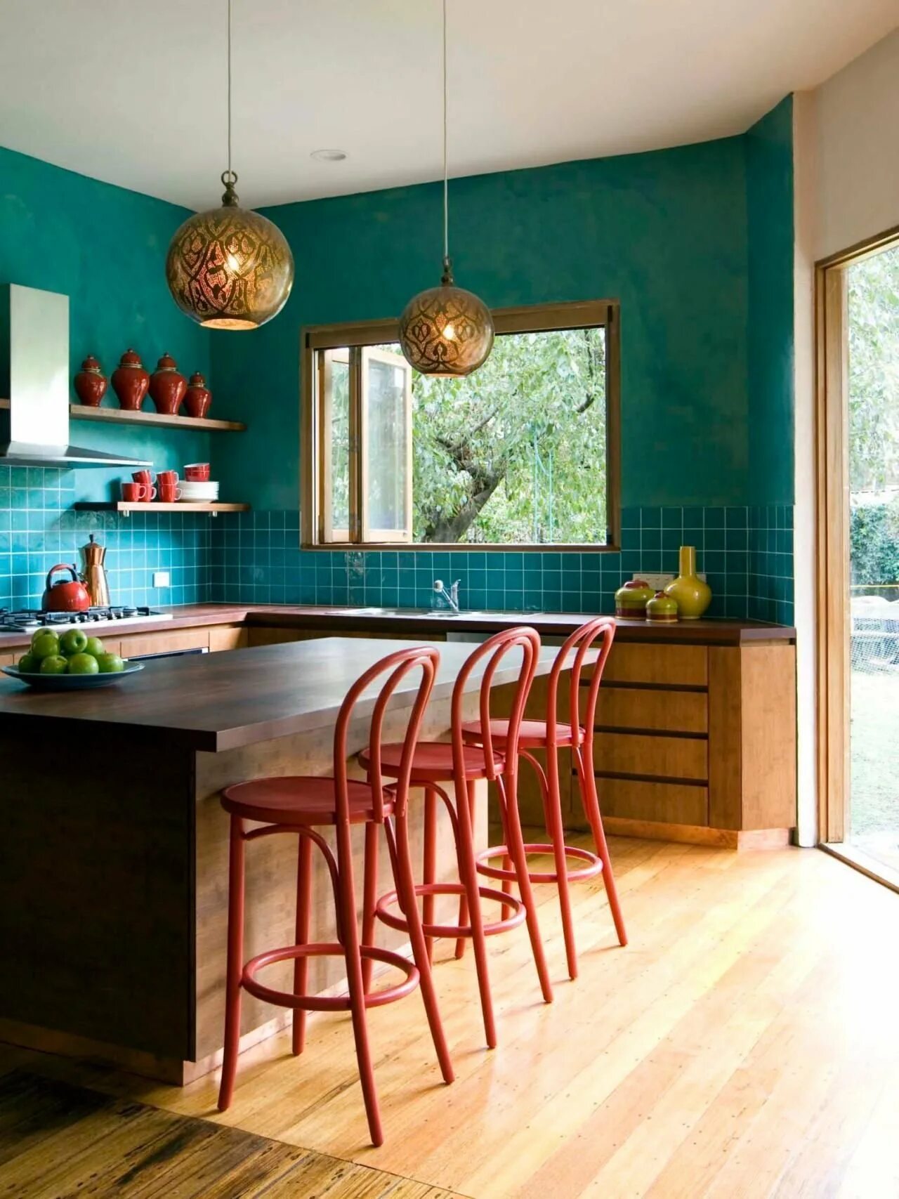 Интерьер кухни стены фото. Кухня в стиле Эклектика. Цвет стен на кухне. Сочетание цветов в интерьере кухни. Бирюзовые стены на кухне.