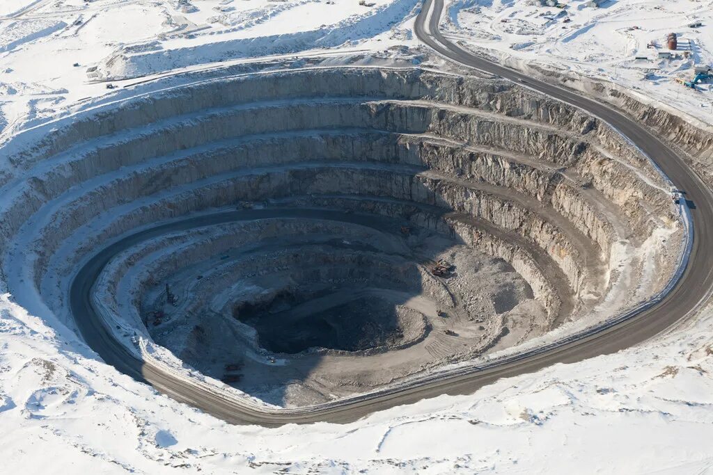Самый большой конец в мире. Алмазный рудник Дьявик. Алмазный карьер Дьявик Канада. Мир (кимберлитовая трубка). Кимберлитовая трубка «большая дыра».