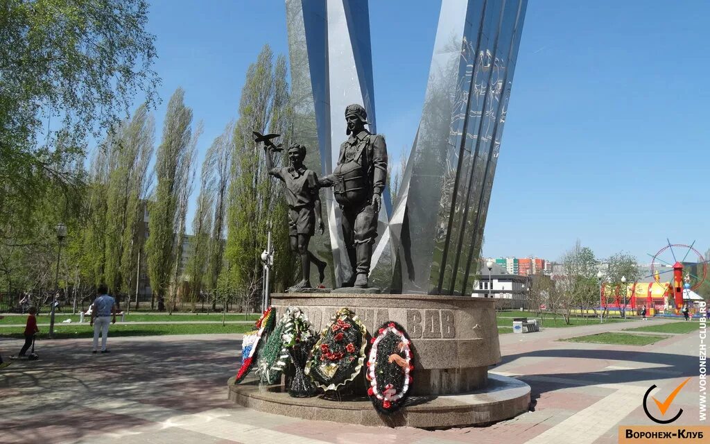 Памятник первому и девятому. Памятник десантникам «Воронеж — Родина ВДВ». Памятник десанта Воронеж. Памятник Воронеж Родина ВДВ Воронеж. Сквер ВДВ Воронеж.