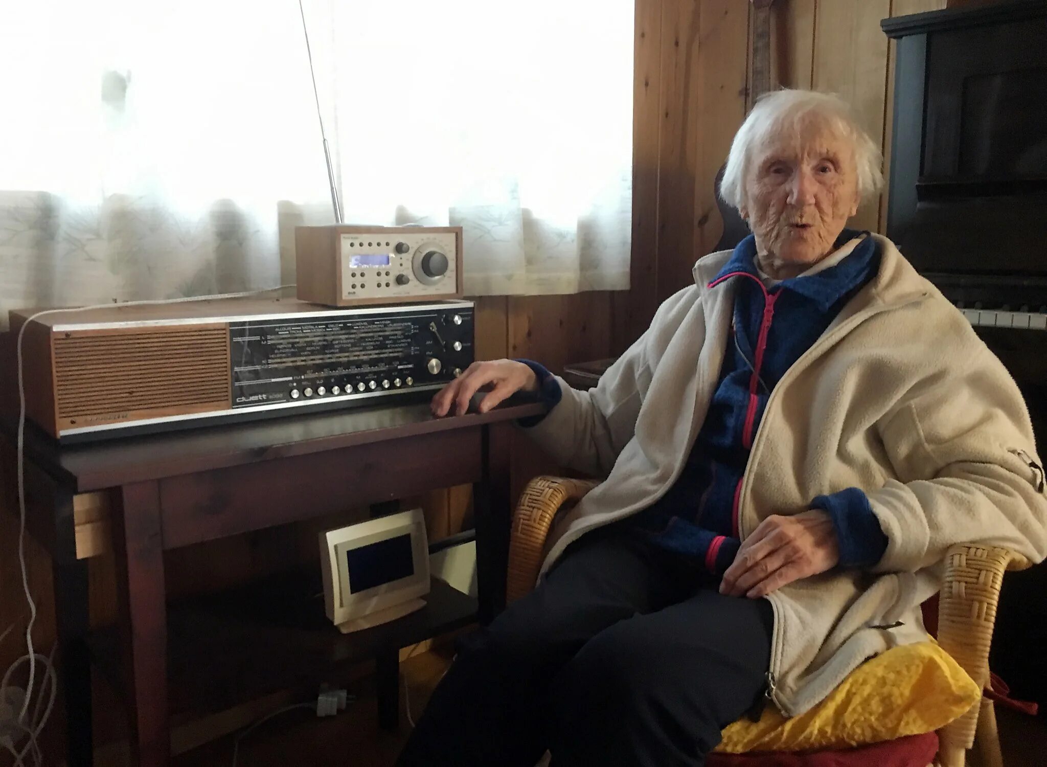 Слушать радио первого национального канала. Прослушивание радио. Бабка у радио. Человек с радиоприемником. Бабушка с радио.