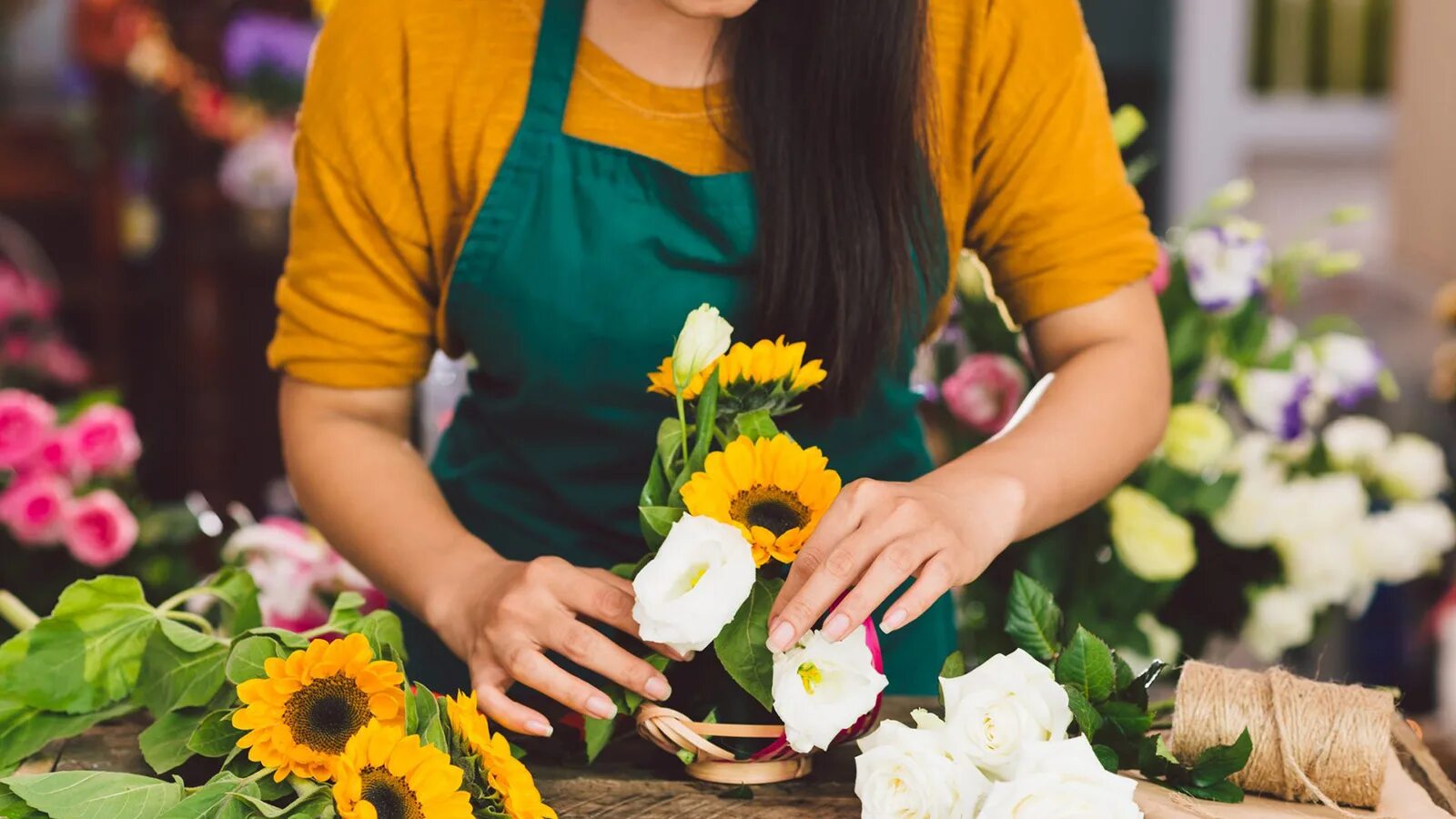 флорист в цветочном магазине. подработка цветы. ребенок флорист. специальность флористика. дизайнер флорист.