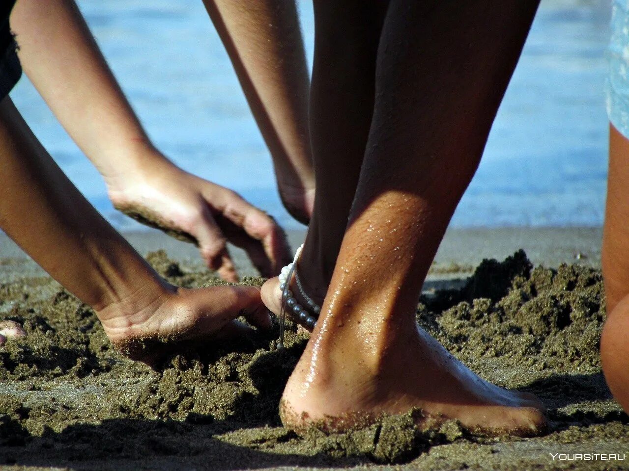 Почва под ногами. Каменные ноги. Фут мужские ноги. Хождение босиком. Босые ноги.