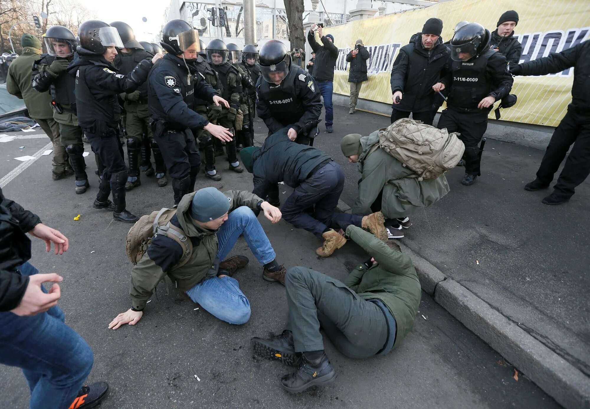 Новости украина 23. Стычки полиции с митингующими. Протесты в Украине сейчас. Задержание протестующих в Киеве.