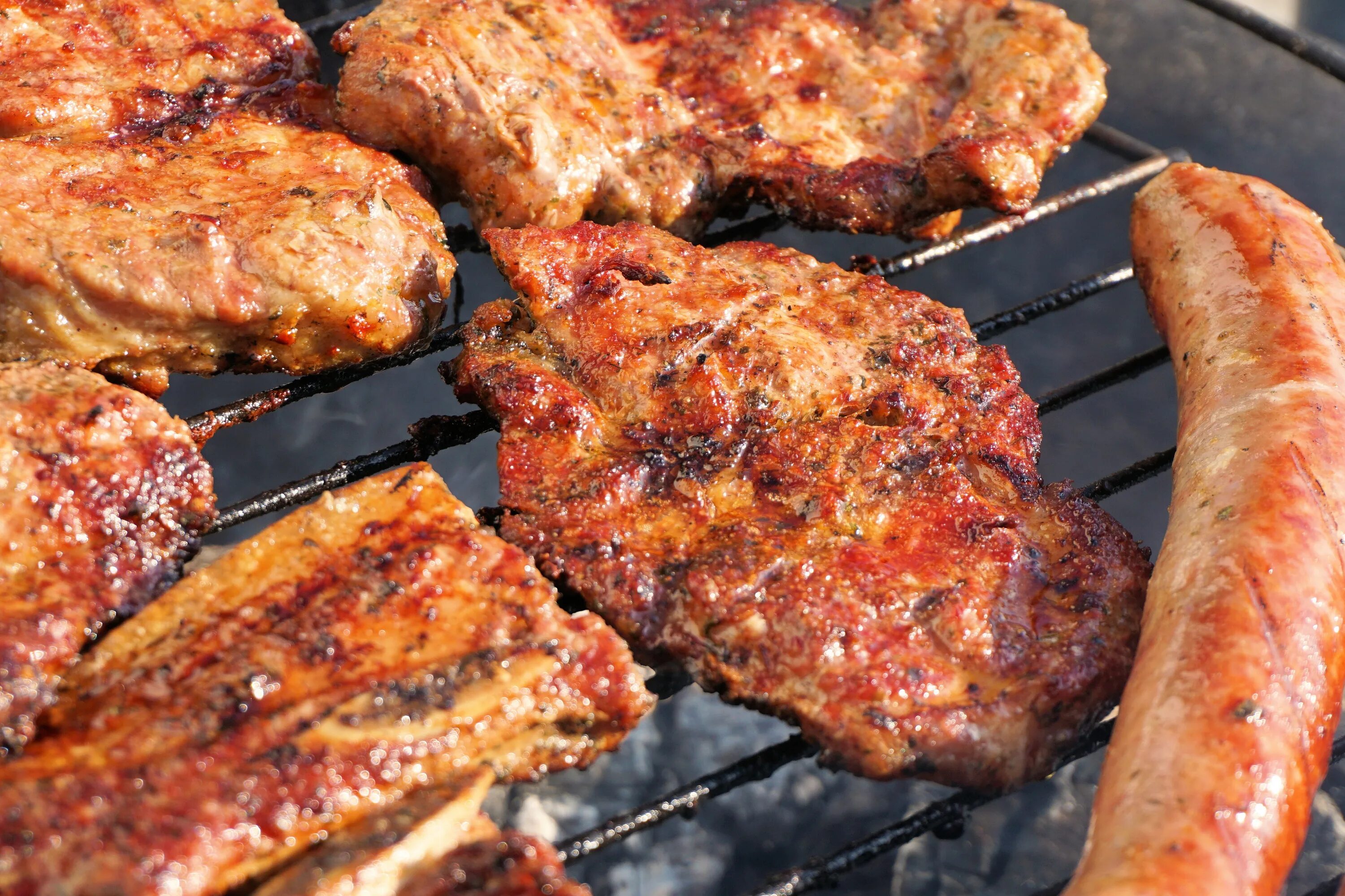 Grilled barbecue. Барбекю мясо. Мясо на гриле. Жареное мясо. Мясо на мангале.